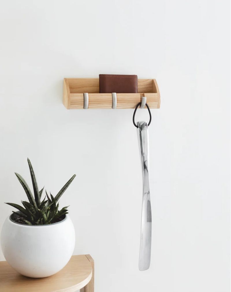 Umbra-Slip-Shoehorn-hanging