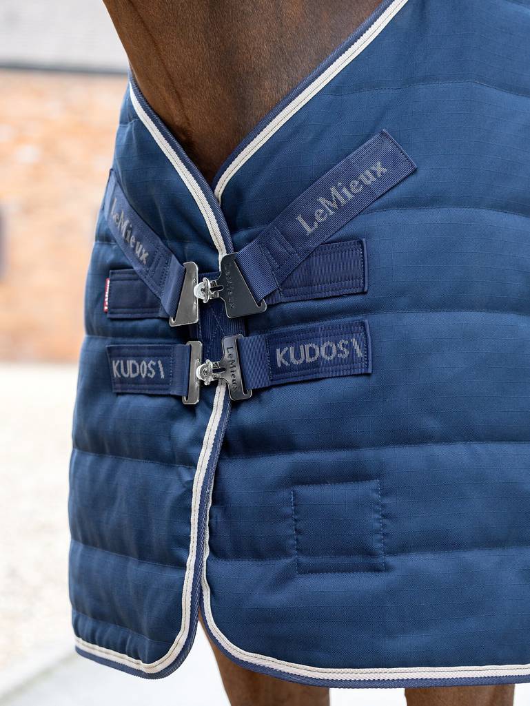 it05442_lifestyle_kudoshybridcooler_navy_14