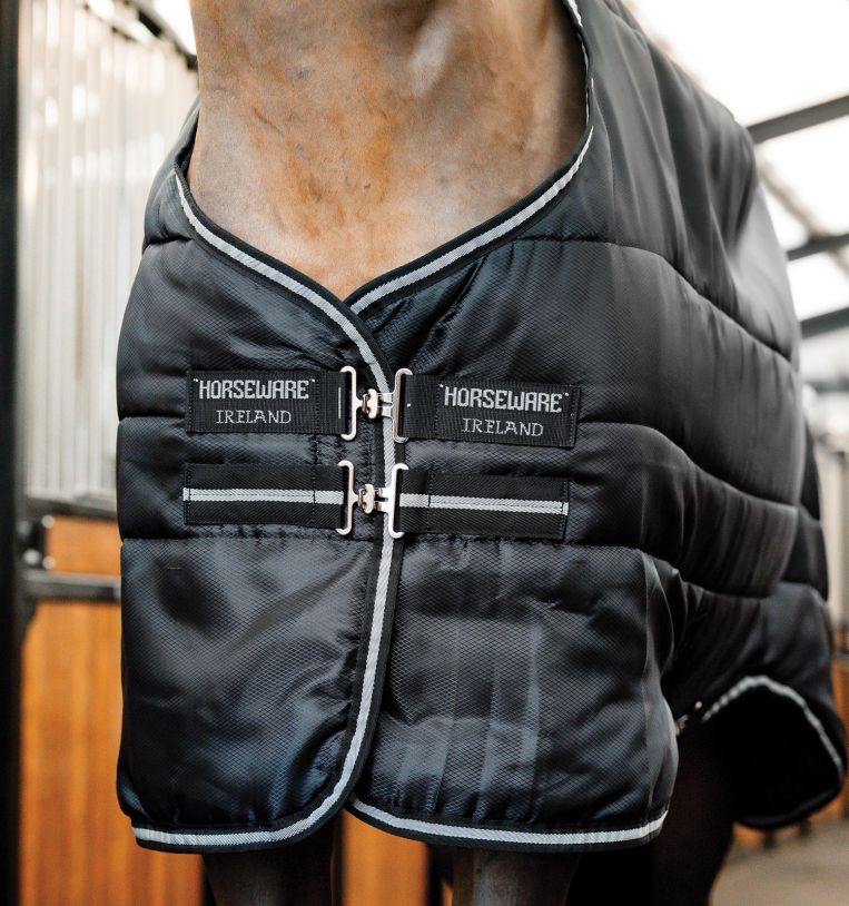 abhip2-kki0-horseware-easy-layer-stable-plus-200g-black-horse-rug-straight-front-closure_pbfm9yckfzyo3yh9