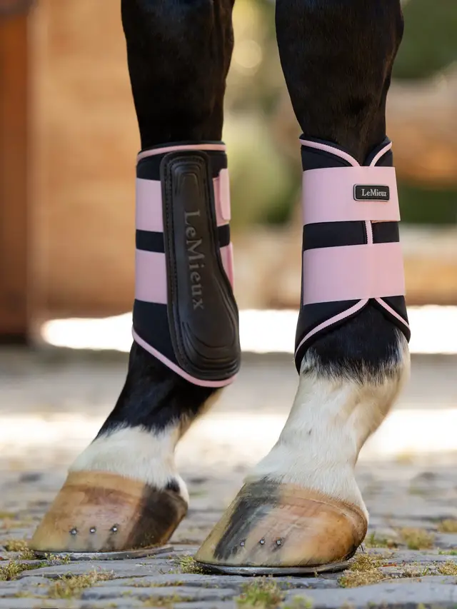 it06187_lifestyle_grafterboots_blossom_103.webp