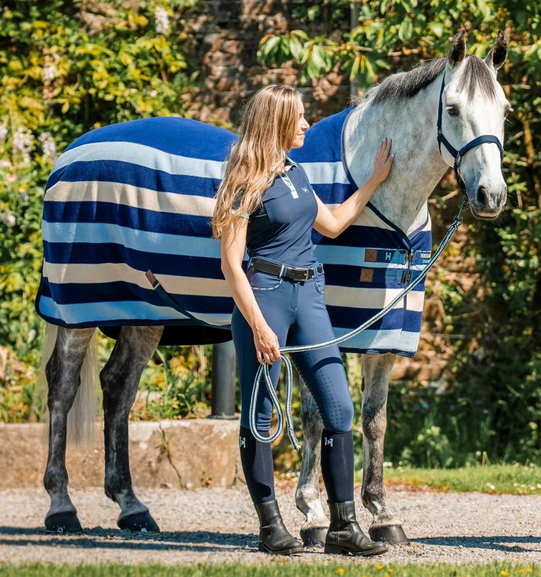 achfbn-vrkb-horseware-newmarket-fleece-cooler-navy-with-rider-side_zyvbpubjtbliao8c.jpg
